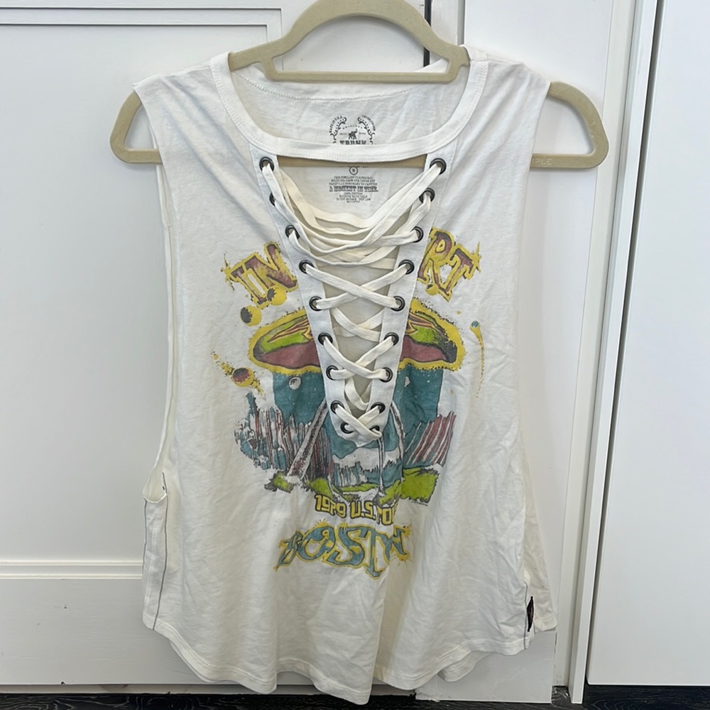 Graphic muscle T, size M